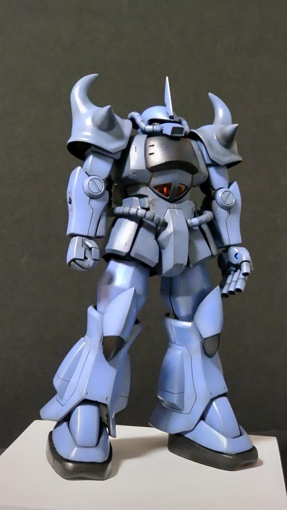 頭部を下にもぐらせる様にしました。肩の位置を上に変更し腕の長さを少し短くしました。胸部はプラバンで厚みを持たせました。脚部はプラ棒で厚みを持たせています。