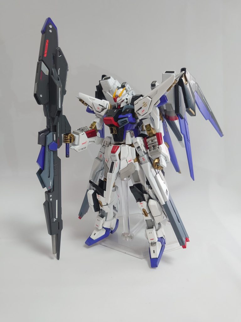 ↑ハイメガランチャーの向き逆なのに気付かないやつ😂笑 さて、今回もまた身内コンペで「HGCEフリーダムガンダムを使った改修機体」という企画のもと製作しておりました。製作期間中にガンスタ様の「 SEEDコン」が開催。それに乗っかろう!という流れになり、この度投稿させて頂きました。数多くの力作や、身内に負けじと、自分がカッコいいと思える機体を目指しました!最後までご覧いただきありがとうございました!