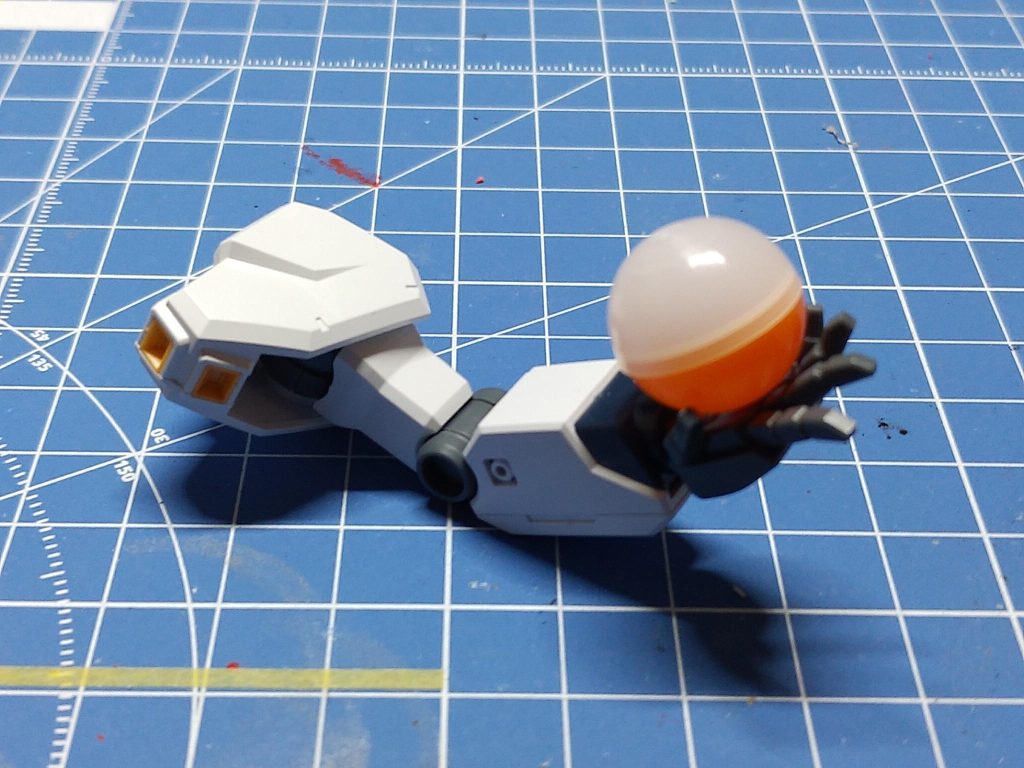 右手の球はめっきり見かけなくなった喫茶店等にある星座占いのカプセルを使っています。真鍮線で手のひらに固定しています。