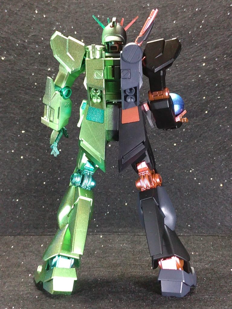 右半身が悪魔の力を、左半身がサイコフレームの輝きをまとった姿を表してみました。