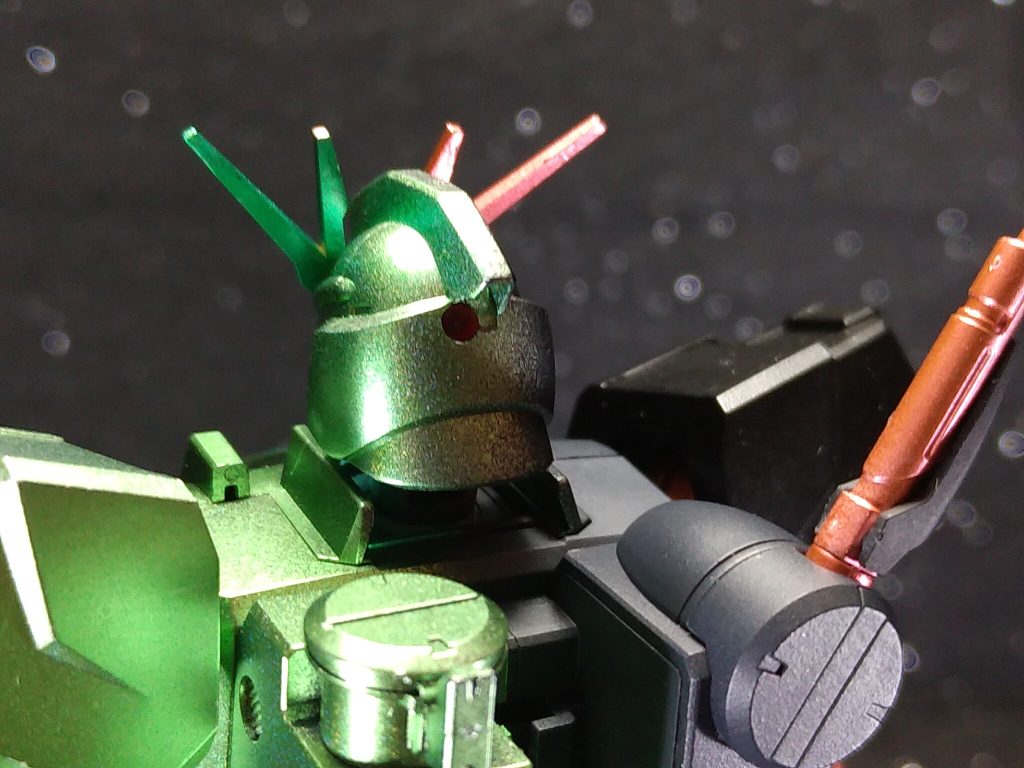 右目はクリアレッドのランナーを使って製作しました。通常よりも細めの2mmのものを使い、後頭部まで貫通させて後部から採光できるようにしました。