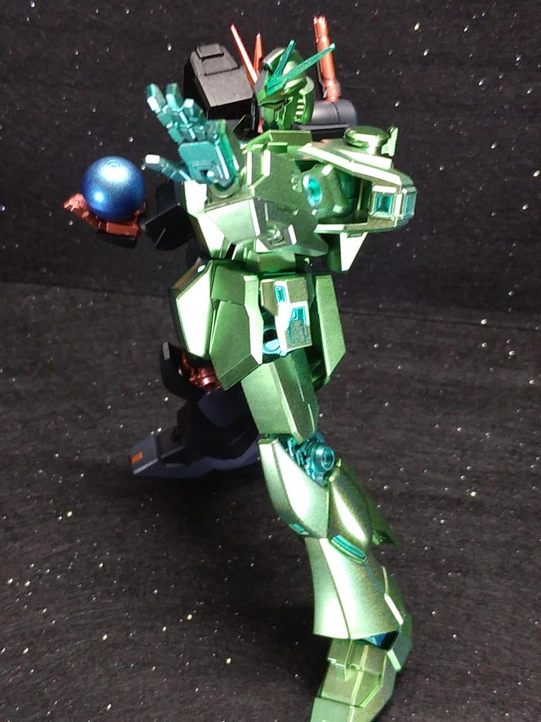 左半身は装甲はメタリックイエローグリーン、関節等はメタリックセットグリーンを使用しました。全体を月光蝶ホロシルバーで塗装後クリアー光沢で仕上げています。