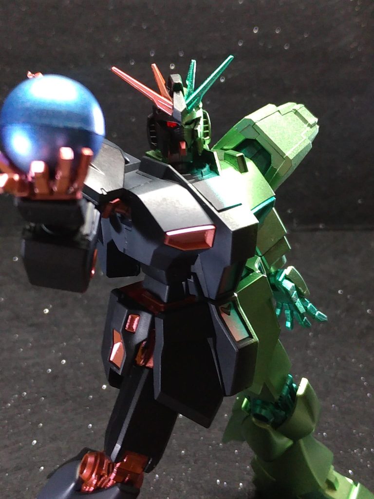 塗装は全てガンダムマーカーエアブラシを使用しました。右半身は装甲をガンダムブラックとMSVダークグレー、関節等はメタリックセットレッドを使用しました。最後にクリアーつや消しを塗布して仕上げました。右手に持っている球体は当初「サザビーのコックピット」を模した赤色で塗装しようと思ったのですがあからさま過ぎるので「地球」や「アムロの魂みたいなもの」表した青系で塗装する事にしました。上から下に向かって濃くなるグラデーションになるようにガンダムメタブルー、メタリックセットブルー、メタリックダークブルーで塗装後MEPEホロイエロー、クリアー光沢で仕上げました。