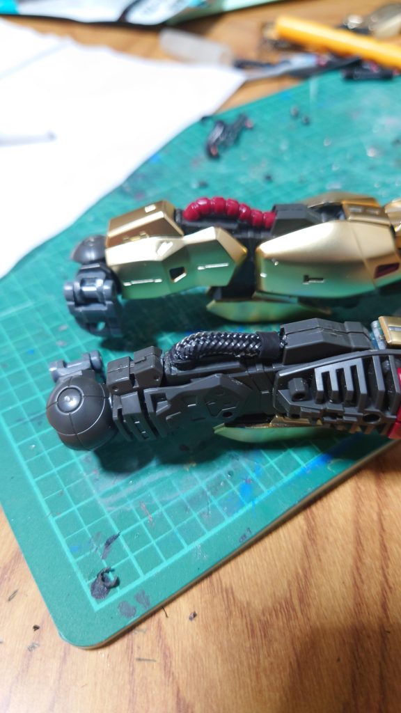 膝裏の動力パイプは100均で買ったスマホのメッシュ充電ケーブルに置き換えたらイイ感じになりました