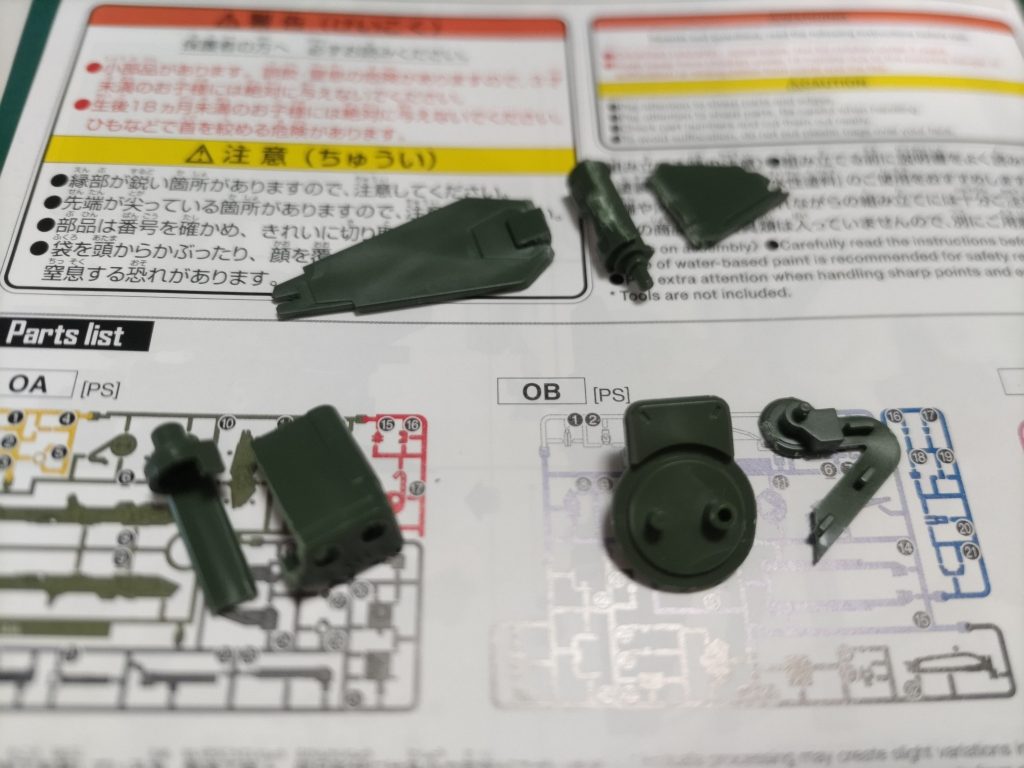 肩パーツは写真のように分割して左右逆になるように再接着。どうしてもだめなところはパテや初プラ版にて作成。