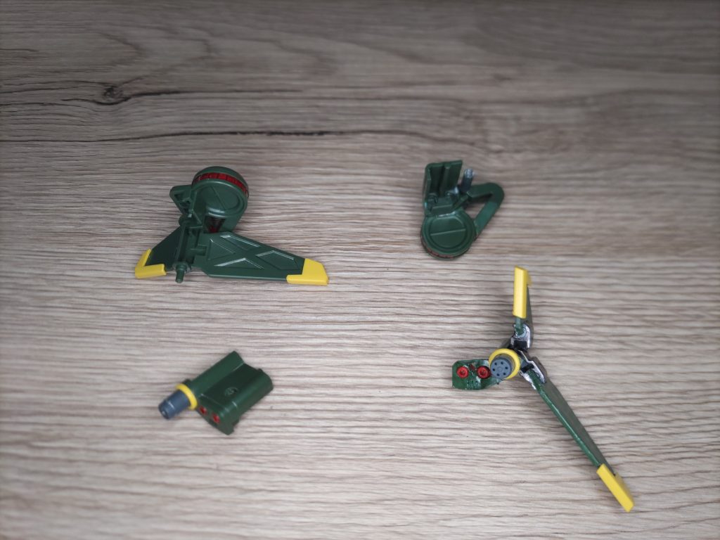 左右で分割位置や詳細は変わっていますがバインダー？羽？部分は上下別々で可動出来るようになってます。