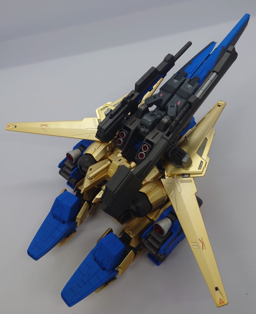 膝を逆関節で折りたたんでも思ったより脚が長くてバランスが上手くとれなかったので、フツーに折り曲げてリゼル的な変形方法に変更結果的に上手くまとまったと思います