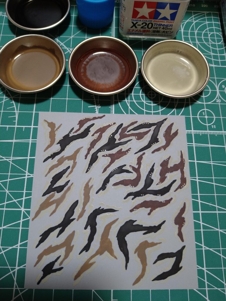 今回は難しい試みでしたので、プラ板に模様イメージを練習してから塗装しました。