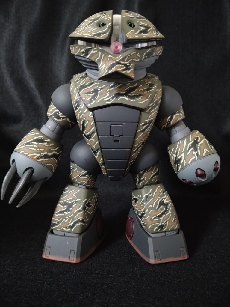 前。今回はちょっとしんみりする話しですみません。実はこのアッガイ、3ヶ月前に亡くなった友人(私が参加してるサークルの主催者さんです)を追悼する作品として作成しました。彼の作風はミリ系がメインで、ガンプラに迷彩と汚しを入れて嬉々としてる感じの人でした。とても上手でしたねぇ🤤