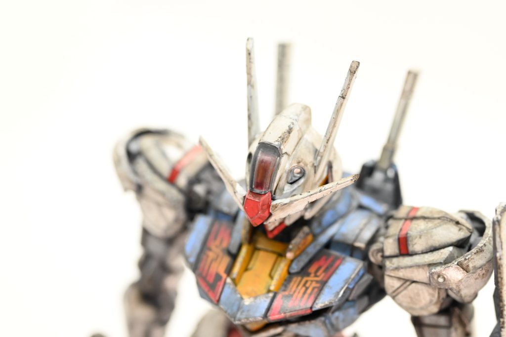 タミヤ墨入れ塗料を用いたウォッシングもレシピ通りに行ったのですが、初めてのエナメル割れを経験してしまいました(肩部分) リアルなダメージ表現になったと無理矢理納得しています(泣;)。部分塗装でエナメルの取り扱いは慣れているつもりでしたが、気をつけないといけませんね。