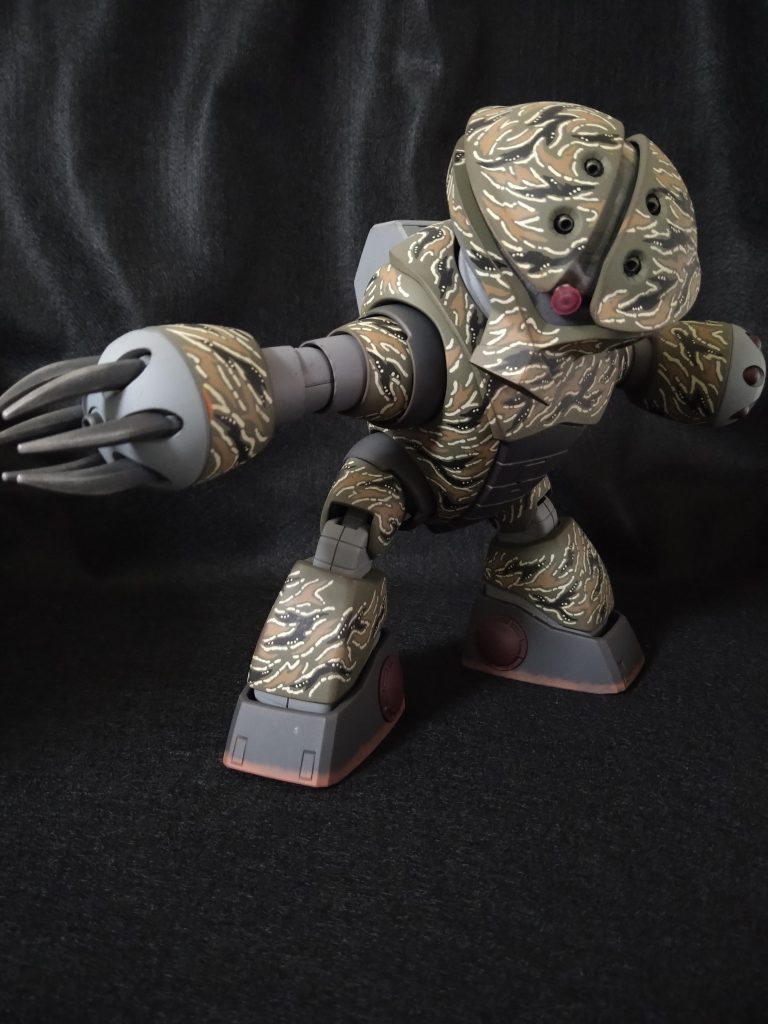 タイガー迷彩の写真を穴が空くほど見て気付いたのですが、『タイガー』といいながら動物の自然なシマシマなどではなく、得意気な黒い太線が少し虎っぽい程度でした。また緑がベースかと思いきや、実はベージュがベースでした。なんか元祖タイガーはガンプラには少し合わなさそう、と思いましたので、『模様は流れやうねりを多用してデザイン良く』を心がけました。緑ベースに、黒と茶(フラットアース)を筆塗りし、ベージュ(デッキタン)で線を描きましたが、この線が厄介でした😱ベージュの線で流れやうねりを確定させるのですが、この線の先端が1本でも向く方向を間違うと、周囲一帯のうねりを台無しにしてしまうという恐ろしさ!プレッシャーと老眼の酷使!この線の作業だけで4日ほどかかってしまいました😱折々、彼の技法に思いを巡らせたり、彼との思い出でモチベ補給しながら何とかやり切りました。流石にここまでやる事はもうないでしょう😅でもその甲斐あって、元祖タイガーのデザインを意識しつつもそれを上回るデザイン重視でやり切れた事は、私に大きな達成感をくれました!彼も天国で腰を抜かしてくれたと確信します😂ん?これも彼がくれた学びかもですね。