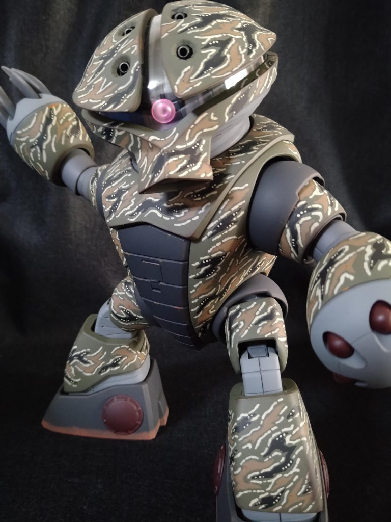 ようやく作品についてです😅私は過去にジムでタイガー『風』迷彩をした事がありました。でも今回は彼の腰を抜かす必要があったので、タイガー迷彩の事をそれなりに調べたところ、元祖は南ベトナム軍のモノで、恐らくフランス系のリザード迷彩から変化したのではないかという事。ベトナムはフランスの植民地だったので、そのセンスとノウハウは引き継がれたのではないでしょうか🤔