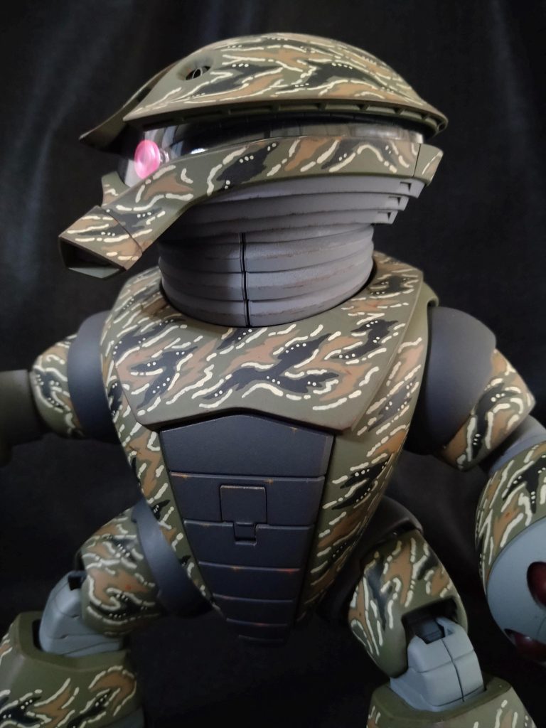 塗装に満足した一方、汚しにはスゴく悩まされました。何がって、アッガイたんの可愛らしいフォルムにはエッジがほとんどなく、チッピングや雨垂れが難しいのです。その上、迷彩塗装がエグ過ぎて、汚しがほぼ目立たないという😭苦肉の策として、写真の様に、迷彩のない無地の部分を強めに汚して使用感を出してみました。何とかマシにはなった気がしますが😅加えて、ベトナムらしく赤土色でウォッシングしたものの、写真だと大勢に影響ないですね。まあ、いいか😅