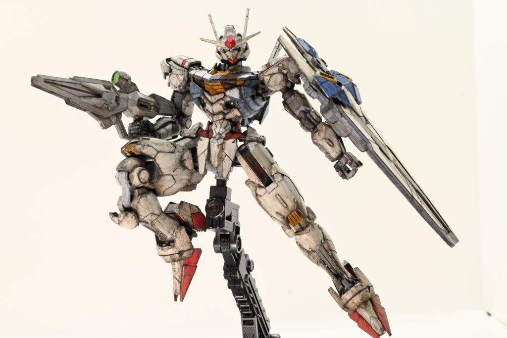 説明書にあるポージングを真似しています。肩の発光部分とライフルのセンサー部分は最初付属シールで光らせようかと思ったのですが周りの筆塗りから浮いてしまうことに気がつき塗装へと切り替えました。リンクルプラネットコラボのパール入りの水性塗料を使用しています。