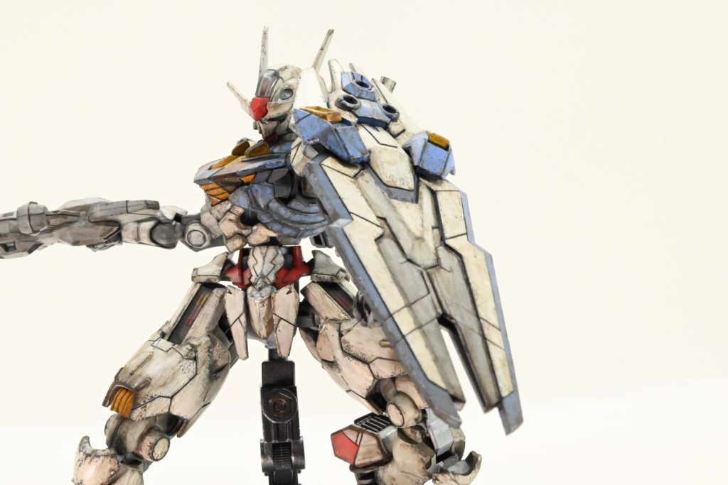 エスカッシャンはシャープ化とスジホリだけ追加しています。いつもはデカールで派手に仕上げるスタイルなのですが、今回は筆塗りの練習と考えてデカールは貼りませんでした。