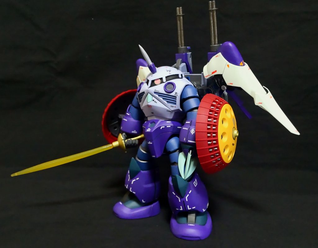 マ・クベ専用ならメイン武装は、ビームサーベル。ビームサーベルを持たせたかったので右腕だけマニュピレータにしました😄。