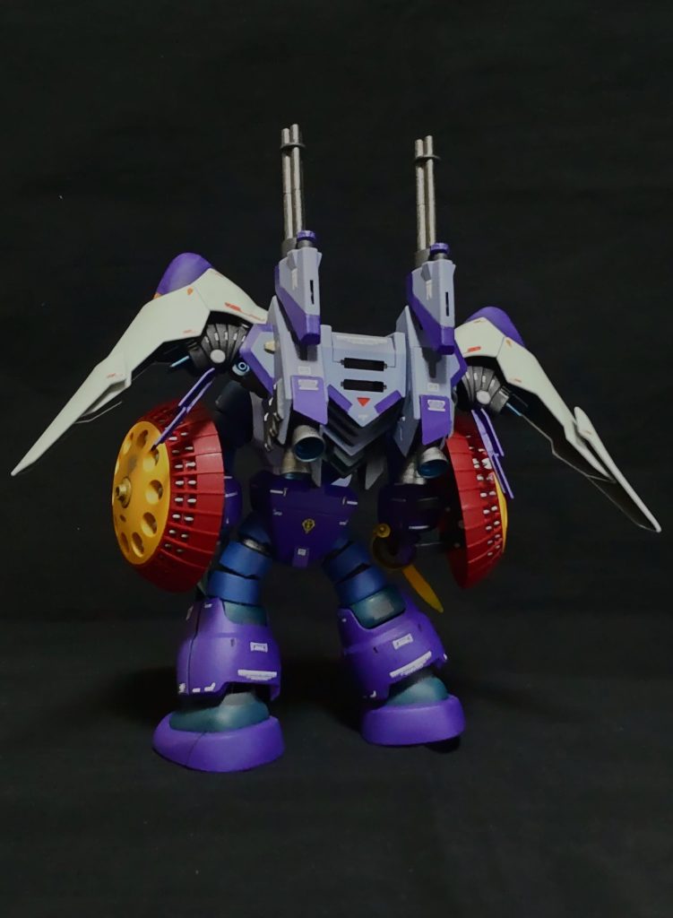 後ろ、ヴァリアブルポッドを背負ってます。ヴァリアブルポッドは、ギャンを作った時のを使いまわし😄。宇宙戦仕様でも高起動型😁。