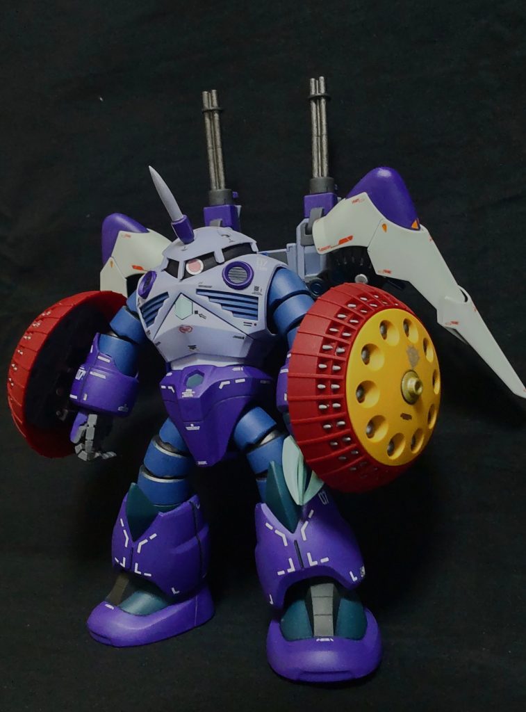 正面、ギャン盾を左右に装備、右腕はマニュピレータ、左腕はクローとしてます。