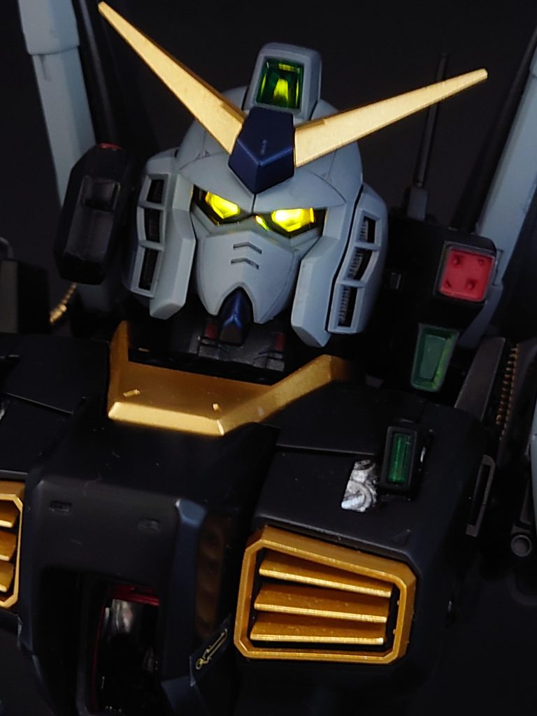 キット内蔵の発光システムでツインアイを光らせることが出来ます!