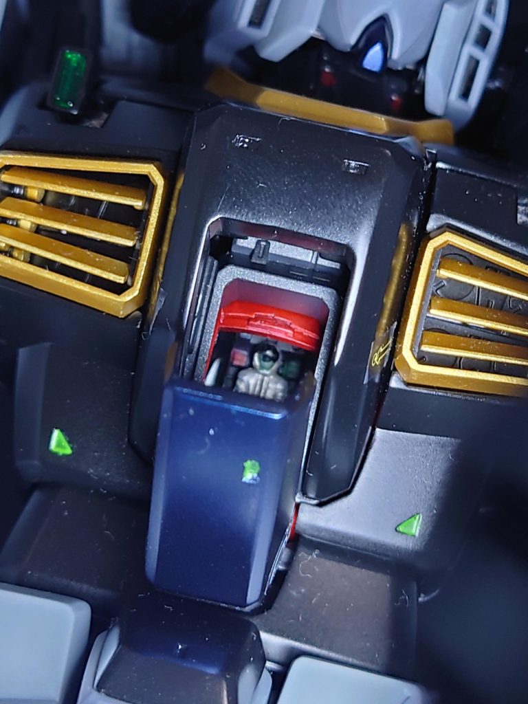 パイロットフィギュアのカミーユ・ビダンがチラ見せ出来るコックピット内部も電飾で光ります。