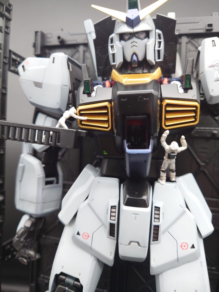 このキット、整備スーツの面々のフィギュア3体付いたので、100均で話題の山田化学さんの連結ディスプレイベース組み合わせて、格納庫再現してメンテナンスっぽいシチュエーションで撮影してみました。