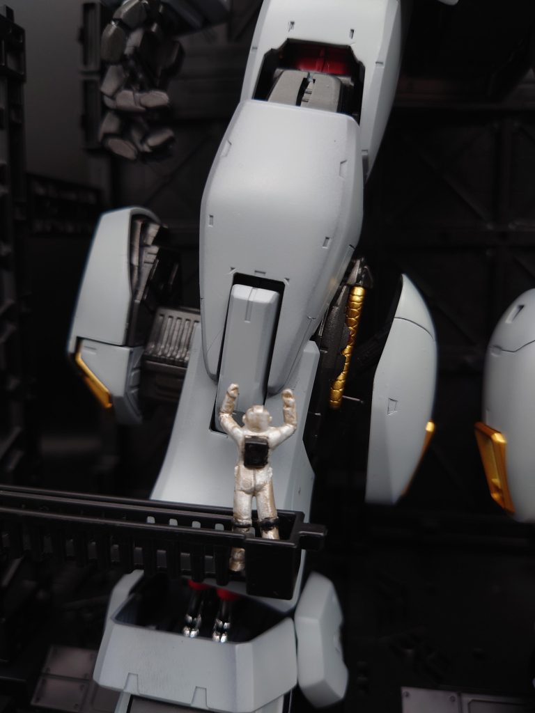 両足の両サイドの部分も左右に開きます。