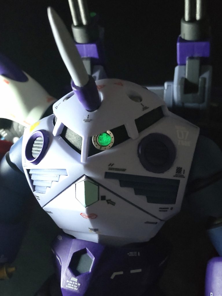 しかし、ニュータイプに覚醒したガンダムからの容赦ない攻撃でダメージを受けるズゴック、装甲にダメージが蓄積、限界を越え、モノアイがミドリに変わったその時…       😱