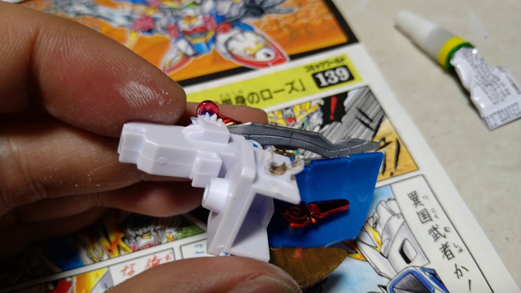 手が滑って、羽可動のU字パーツ撮影してる時に折れました...瞬着も役に立たず...