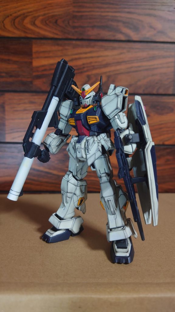 試していたのは鉛筆で角をなぞって面をハッキリ出せるようにしてみたかったのです。濃い色の部分には色鉛筆のシルバーで線を引くと面がハッキリとして予想以上に効果的でした。ウェザリングマスターで更に汚したのは蛇足だったかもしれません。 