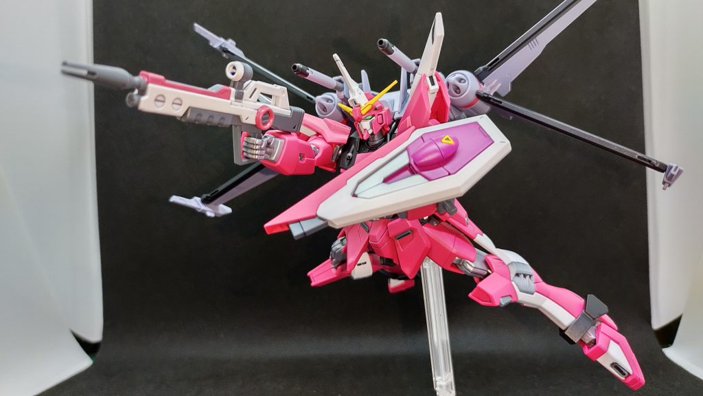 劇中では出番なかった、高エネルギービームライフルを構えての一斉射をイメージして。ミサイルもついて砲門も倍増、この手のポーズも様になるように。