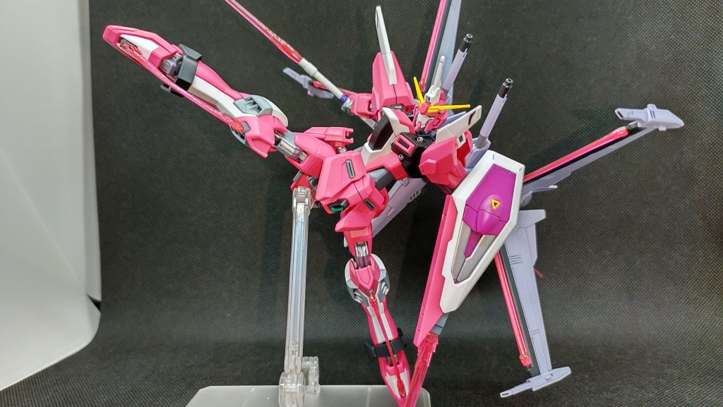 ジャスティス系の十八番、ビーム重斬脚。シードアクションシステムで脚が開脚できる上膝が横に曲がると構造に気合い入ってます。しかし、どの機体でもこのポーズは撮影が難しい···