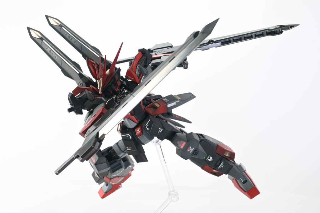 ・ツェアシュトゥルングソード両肘、両腕で使用される大型の二振りの剣。刀身にはレアメタルΩが使用され、絶対的な攻撃力を誇る。刀身以外の部分は本機関節部に使用されているものと同じPS装甲が採用されているため、高い堅牢さを誇る。