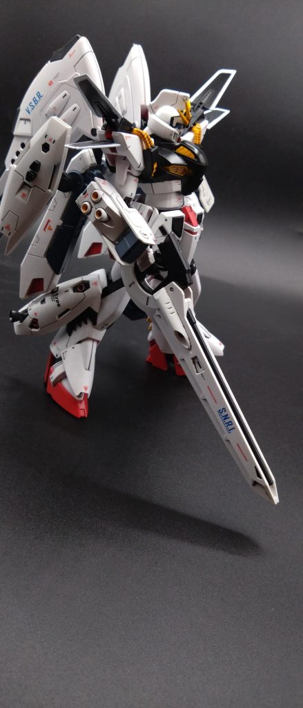 キンケドゥ機は機動力と白兵戦用特化していてサナリィのF90のミッションパック仕様している噂ではキンケドゥはサナリィの上層部と内通してるとか・・この写真は内戦最終決戦用キンケドゥフルパック後キンケドゥの戦闘データから木星帝国戦に活躍する新クロスボーンのフラグMSクロスボーンガンダムXシリーズへとなる。