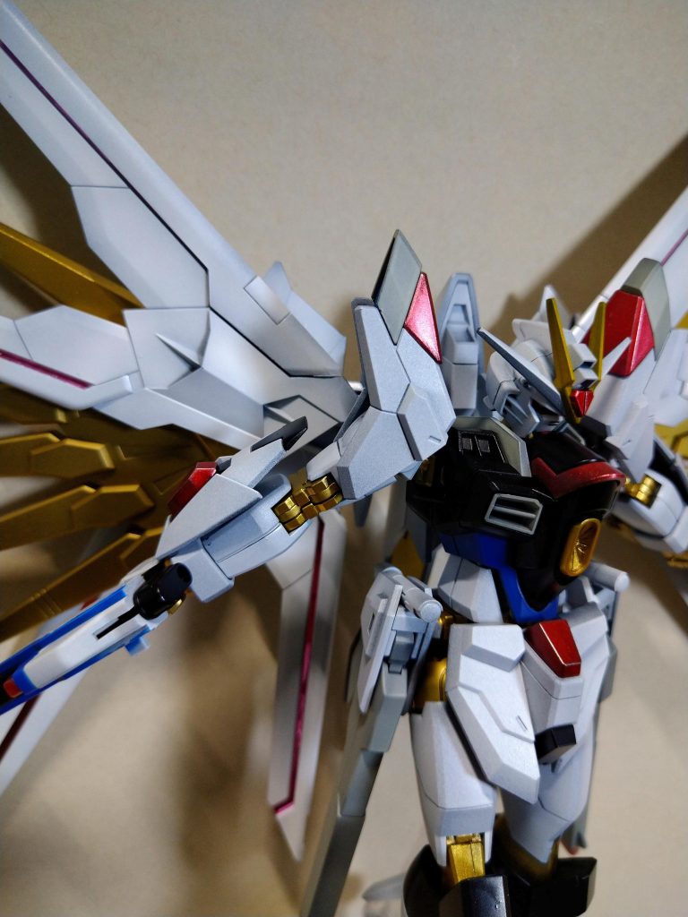 暗めの白にしたかった為、今回は黒立ち上げにしました。金はスターブライトゴールド、ブルーゴールド、レッドゴールドの三色を使いましたが違いがわからん笑