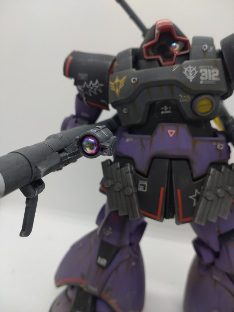 今回はモノアイとバズーカのスコープに、ハイキューパーツのカラードームを使用。オーロラ調でとても綺麗です。その代わり、スコープは厚みが増したせいで蓋が閉まらなくなりました・・・💦