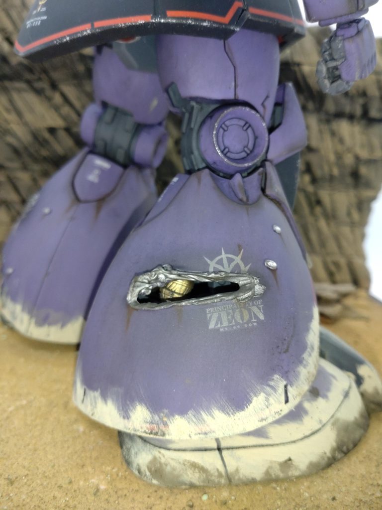 この部分はビームが掠めたイメージです。と言うか、本当は中のエンジンをチラ見せさせたくて穴を開けました。MGならではの内部構造を、完成後も少しでもアピールすることが出来たのではないかと思います。