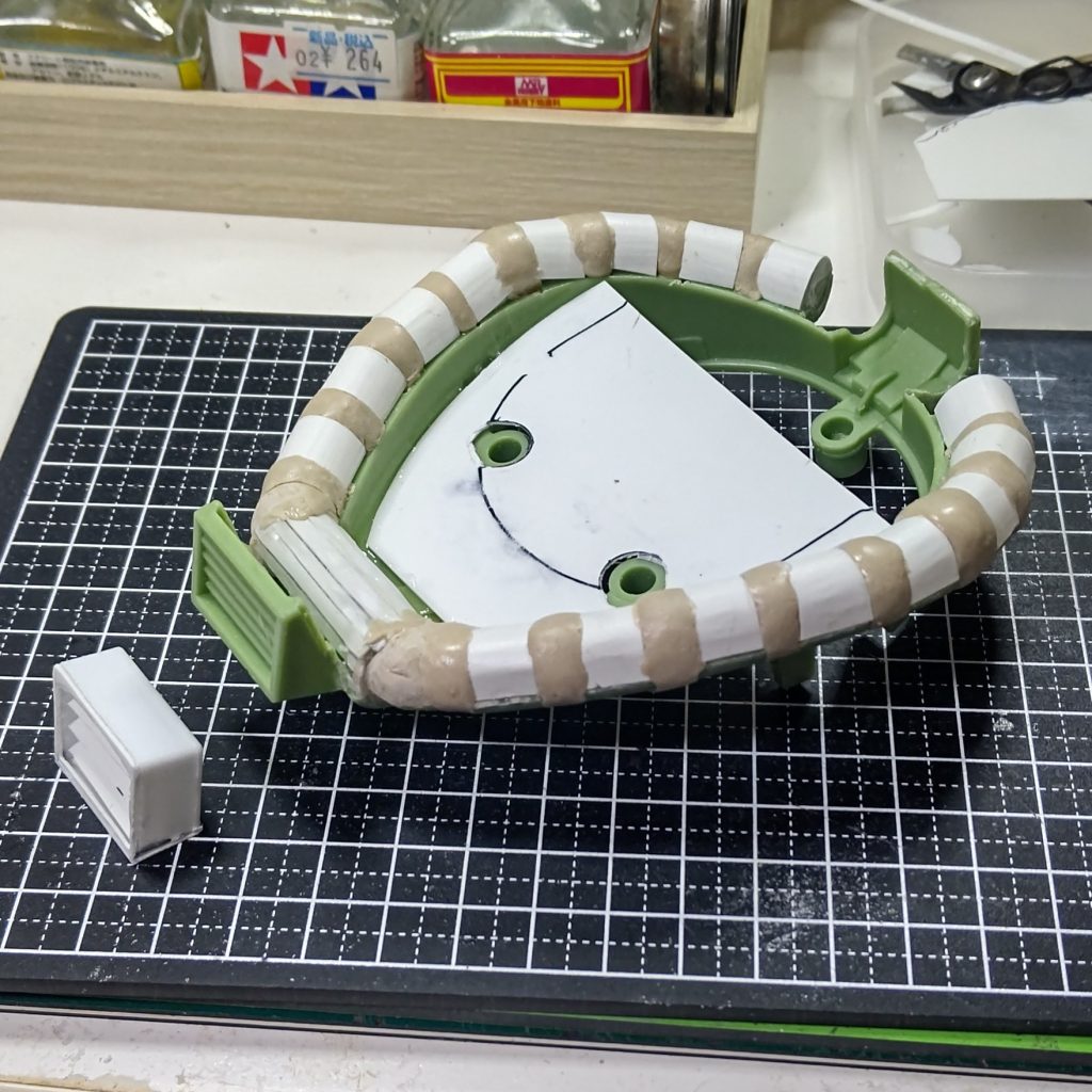 一番、苦戦した動力パイプです。スカスカの状態でしたので、プラ板やらポリエステルパテやらエポキシパテを駆使しました。