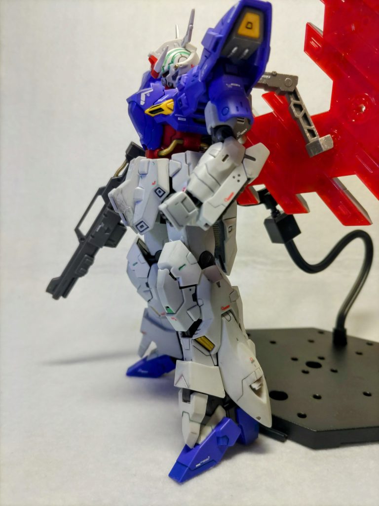 背負いものが重いので自立は厳しめですがそれ以外は弱点のない素晴らしいキットです。足の内部フレーム構造や2種類のホワイト装甲色などRGっぽい作りも面白いです。