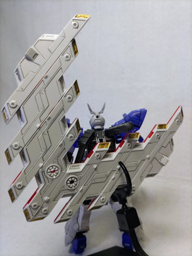 サイコプレート裏面は墨入れと金の部分塗装のみ。