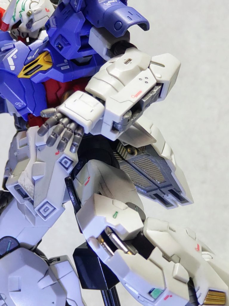 見えにくいリアアーマー裏や膝のシリンダーも金銀で塗ってます。チラッと見えるのが大事(gundam-kao8)