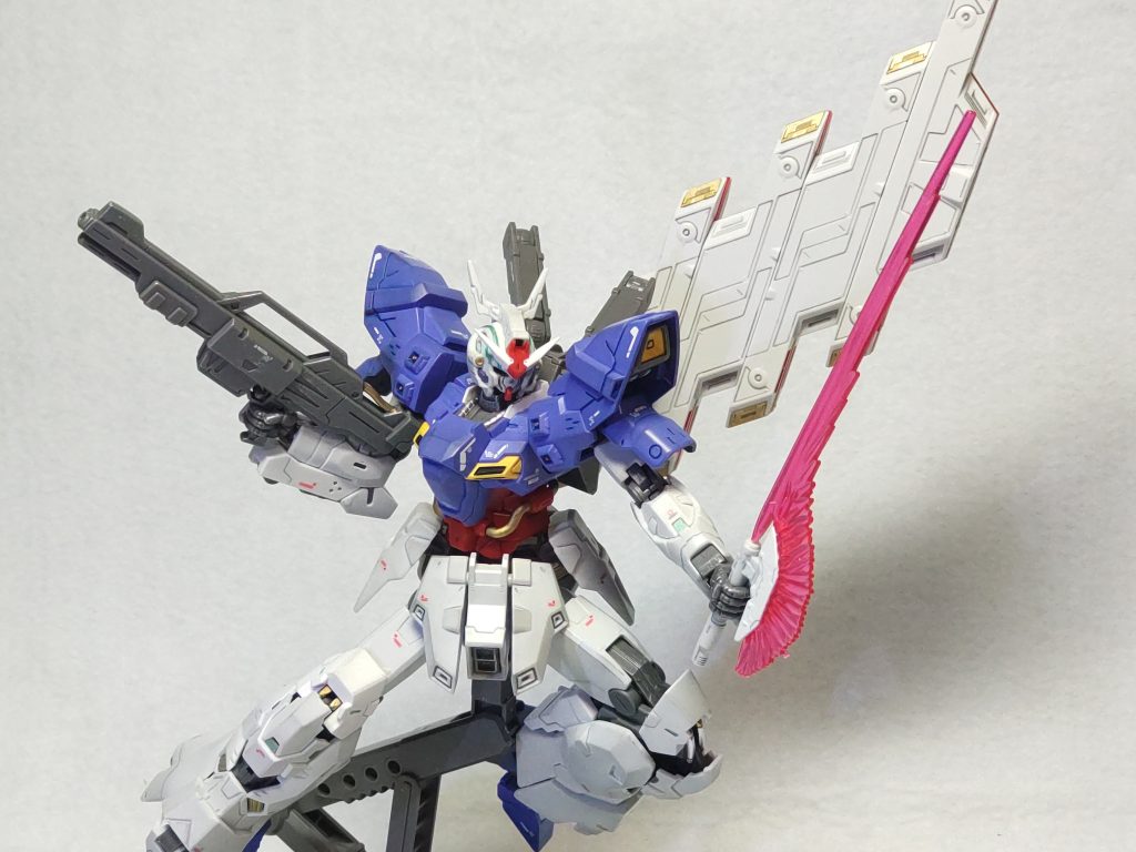 実はムーンガンダム詳しくないのですが、サザビーの系譜の機体とのことなのでサイコフレームは使っているんだろうと想像し少しですがガンマカのサイコフレームホログリーンを腕など各部にアクセントで入れました。金銀もあちこちに入れてます。白いデカールはRGサザビー用、赤は余っていた物を適当に。元々モールドなど情報量の多いキットなので控えめにしました。