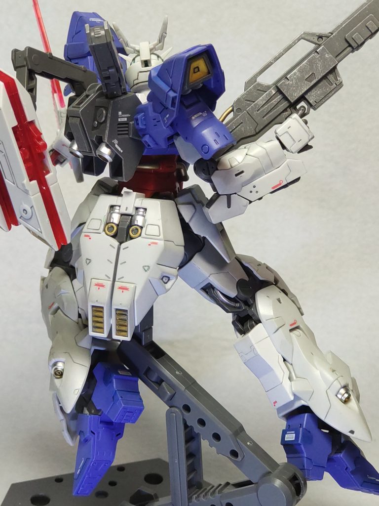 ライフル、バックアップなどグレー部分はドライブラシ仕上げ。リアアーマーの一部とふくらはぎのバーニアを金銀で部分塗装。