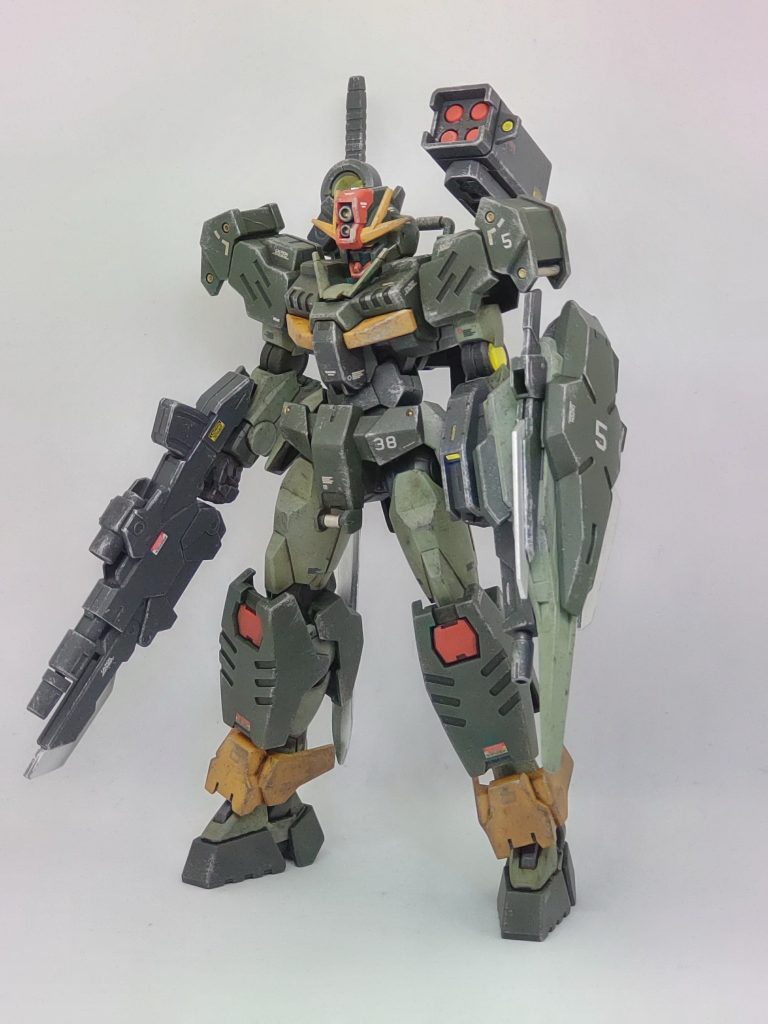 実は元のアニメは見たことがないのですが、往年のコマンドガンダムを思わせる渋い見た目で衝動買いしたキットです。マーキングの数字の元ネタは分かる人には分かりますよね(gundam-kao6)