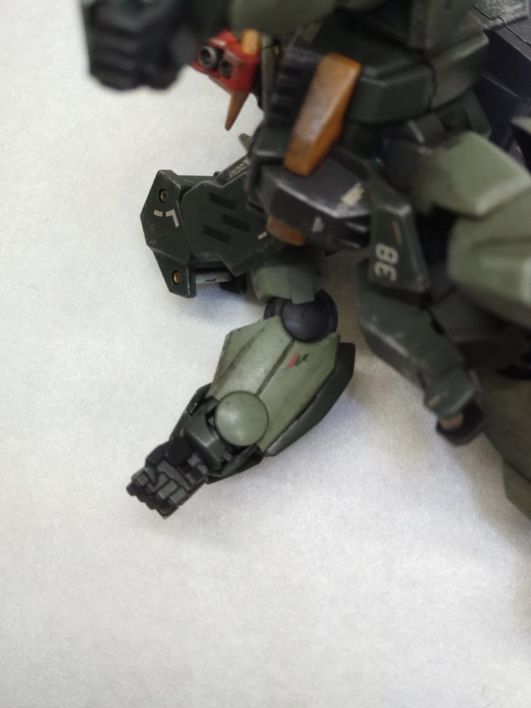 ウエザリングカラーのつけすぎか、手首が砕けてました(zaku-kao9)