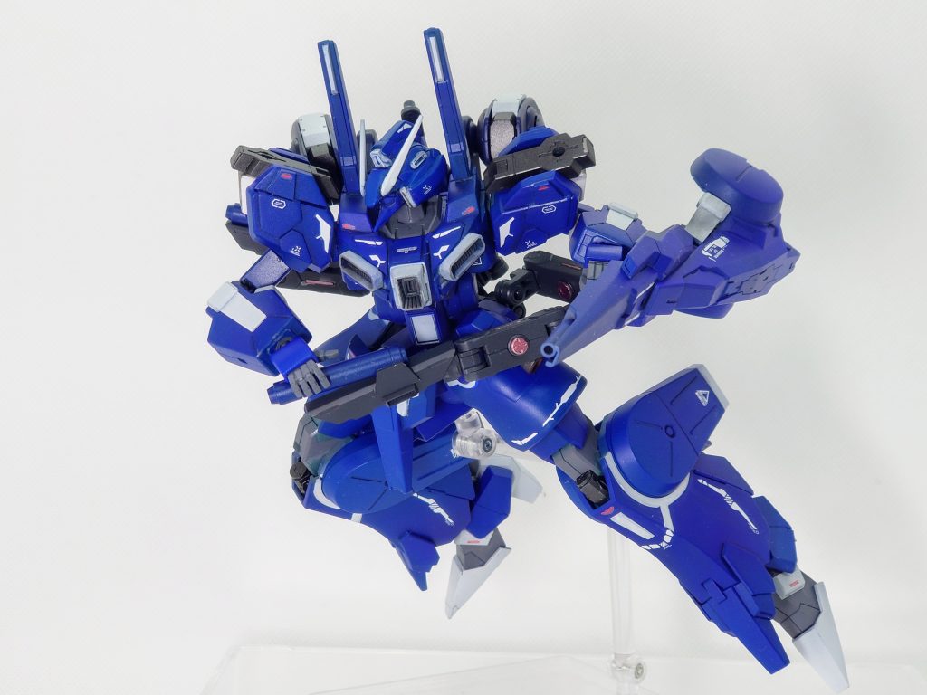 以下SETTEIとMOUSOUパイロット：ゲンツ・リバーオガ研出身の強化人間。U.C.0095に勃発したネオジオン・グレミー派残党とかつてアクシズに合流したニューディサイズ残党、更にはエアーズ市の元ホワイトフォースが結託した徒党による反乱事件の制圧に本機と共に投入された。この事件の制圧に当たった配属先のアーガマ級改『カイリン』はいわくつきの人員が多く、腕は確かだが問題児の寄せ集めの部隊とも言われていた以下、カイリンの会話ログから「うちはさぁ。問題児収容所じゃないんだよ？いや、なんか上からそんな扱いされてるなっていう気はしてたんだけど」カイリン艦長、マシュー・カッツはぼやく。そんな彼のぼやきを無視して、副長ユーキ・フォルトゥナは青いガンダムを見上げた。かつて地球連邦に反旗を翻しその旗印ともなったこの機体を。「我々の目標が、上の報告通りならこの機体を我々に提供した者は趣味が悪い。かつての首領が駆り武勇を誇ったモビルスーツが今度は牙を剝いてくるわけですから。」「…しかもパイロットが強化人間。尊厳破壊どころじゃないよこれ。」「その割には、同情の念の欠片もない様に見えますが」「そりゃあね、俺だってイーグルフォールの時は痛い目見たからさ。今度は連中にも痛い目見て貰おうよ。」以上MOUSOUログというわけでガンダムMk-Ⅴのリファインかつこいつが投入される状況を妄想した上でそれをガンプラにしました。パイロットの元ネタは河上彦斎。必殺技はハイパービーム九頭龍閃とハイパービーム天翔龍閃です。同じくカイリンに配属された岡田以蔵（暫定）と田中新兵衛（暫定）と中村半次郎（暫定）と一緒に御陵衛士（暫定）＆元白虎隊（ホワイトフォース）＆天狗党（暫定）をぶちのめすぞ！！！（とても頭の悪い設定）勝海舟と福沢諭吉の胃は死ぬ