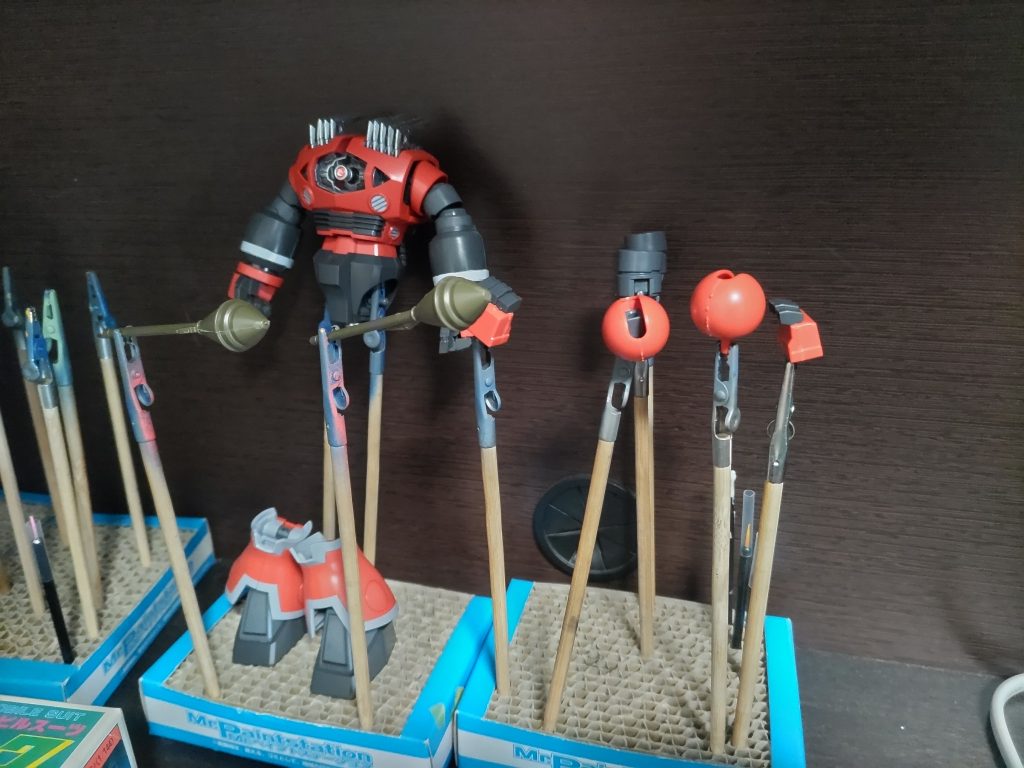 おまけ。新しめのキットにしては意外と合わせ目多いです(zaku-kao9)