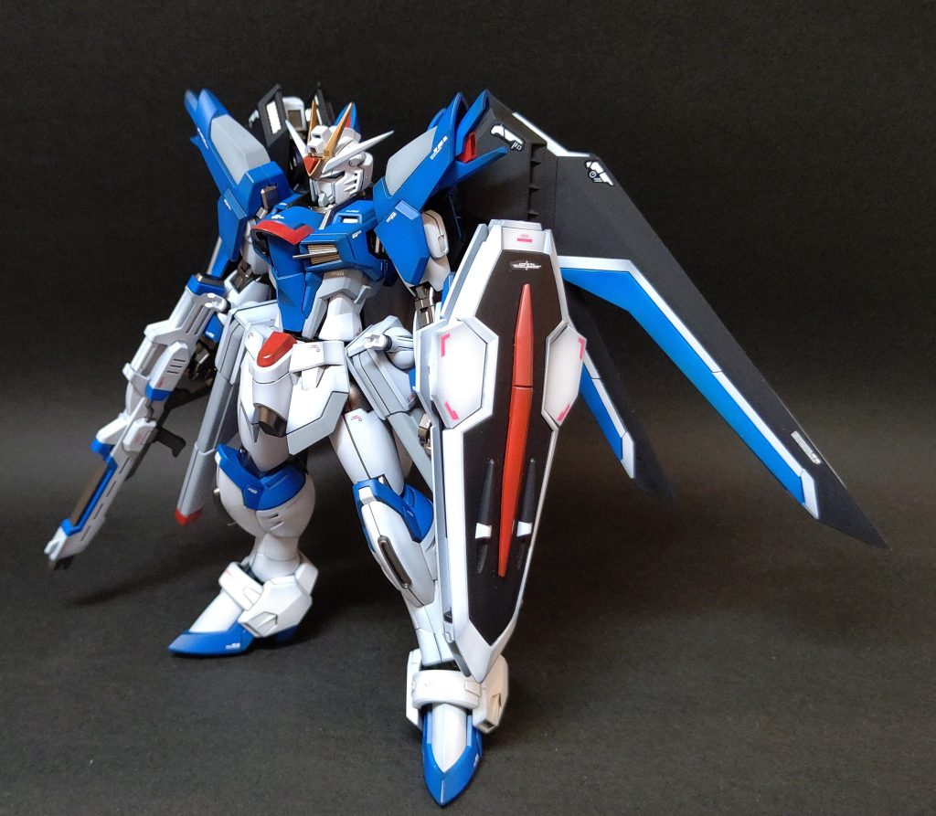 改造(と言えるほどでもないですが)箇所はアンテナとウイング先端のシャープ化のみで、黒立ち上げ塗装でほんのりグラデーション感だして塗装しました。 