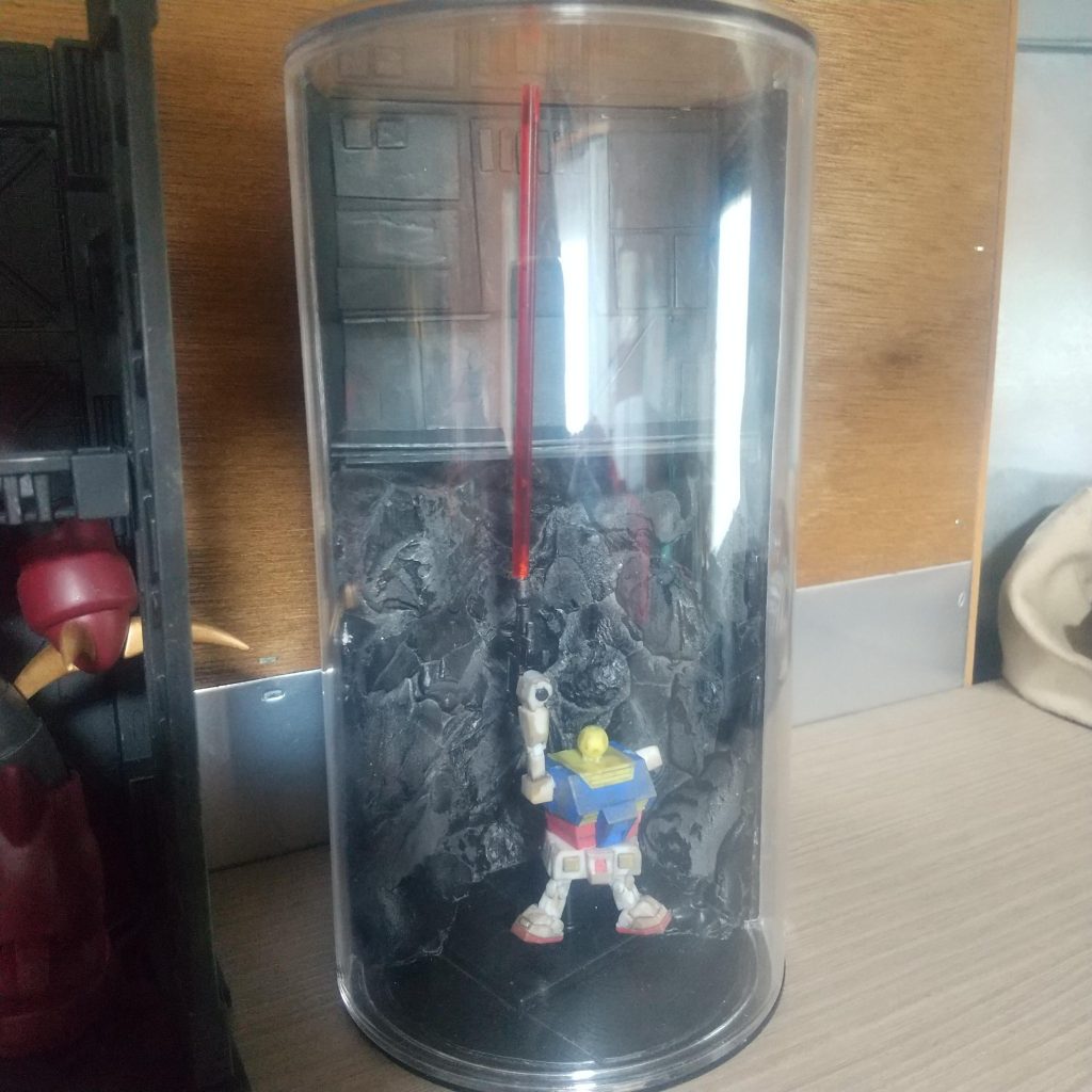 材料費500円以下で出来、ガンプラくんはエディオン特価の500円。ガンプラくんは100均のアイシャドウパウダーで汚した後に艶消しクリアーをふっただけにしました。約3時間で完成。お子さんの夏休みの工作にいかがでしょうか(zaku-kao2)ケースには蓋もあるので、夏休み明けの展示も可能ですね(gundam-kao3)👍