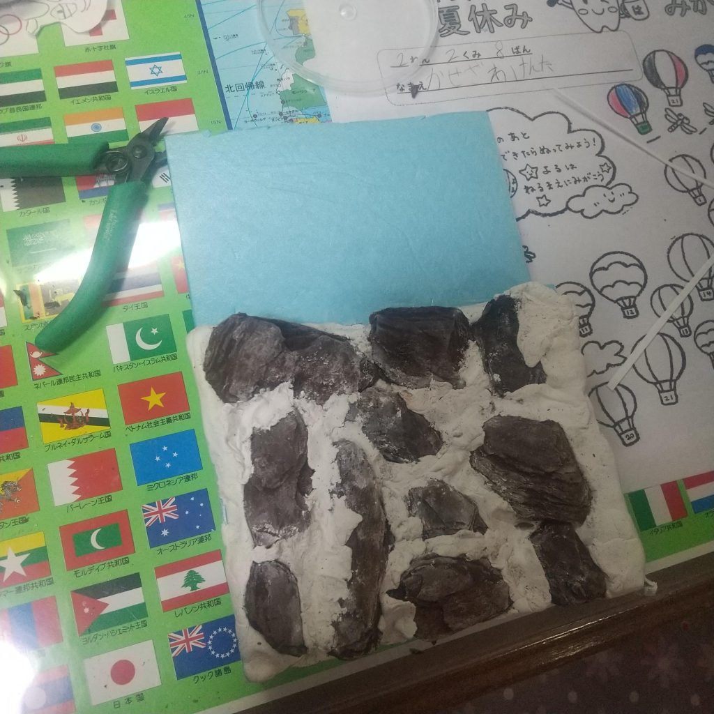 スタイロフォームに紙粘土でバークを張り付ける。