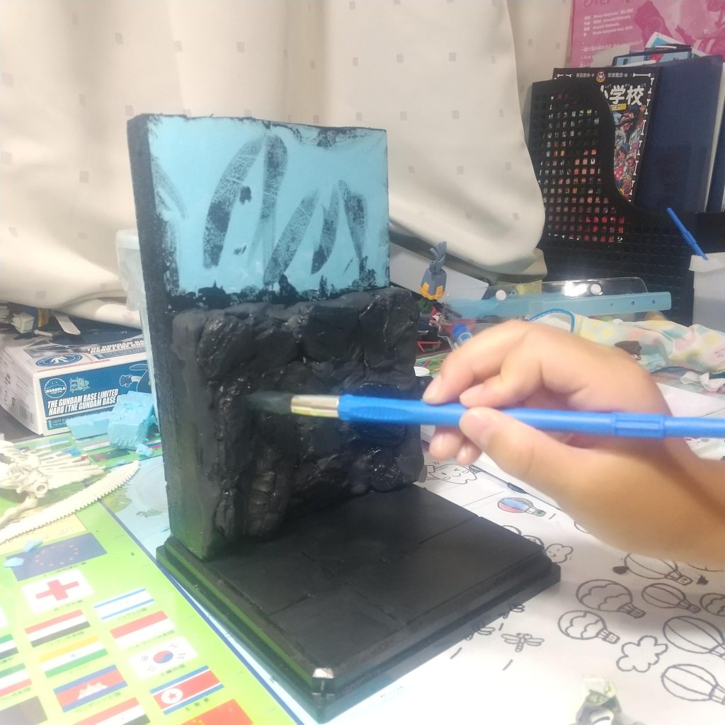 夏休みの為、小学校から持って帰ってた絵の具でヌリヌリ。